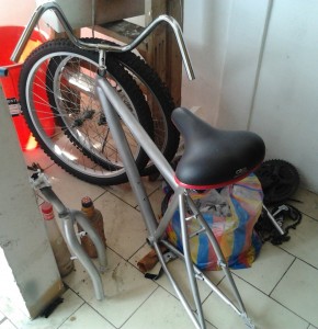 Bici con primera capa de pintura y piezas nuevas